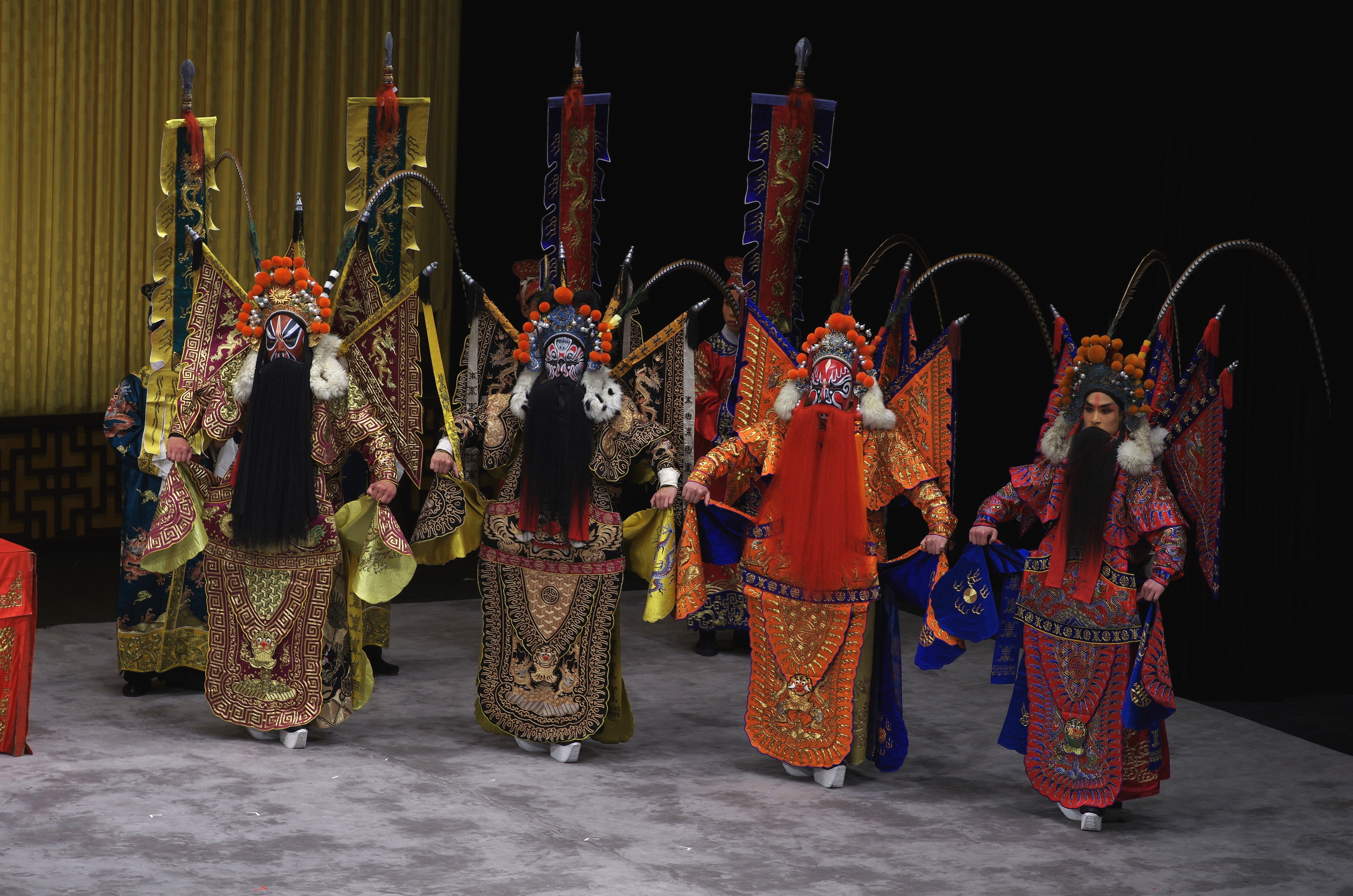 Faroles dorados y ambiente festivo chino, evocando la tradición de Fengxian