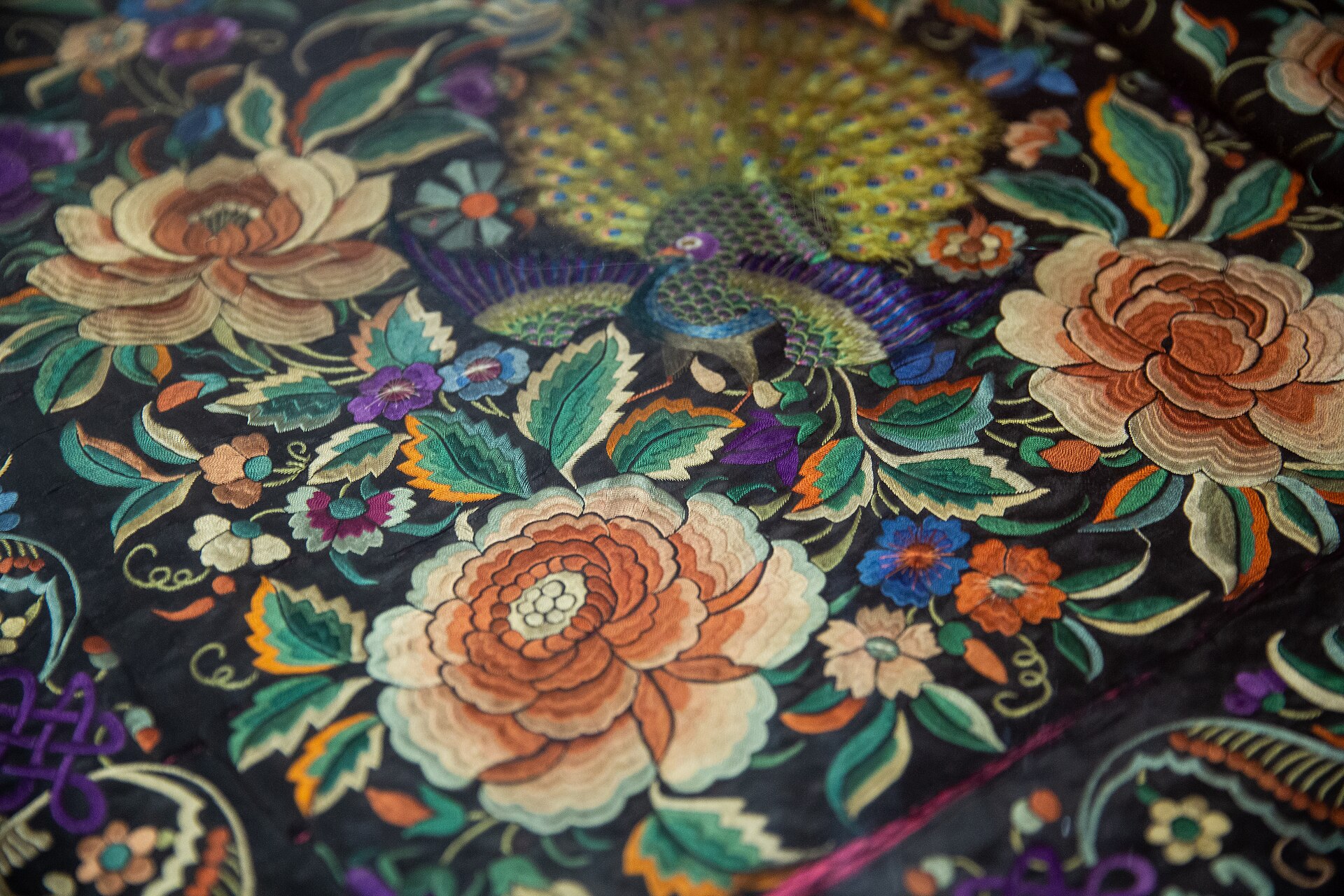Mantón de Manila de seda con bordados florales y flecos, prenda de origen chino